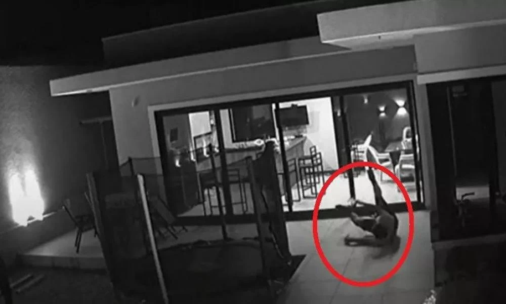 Ξεκαρδιστικό βίντεο: Μεθυσμένος πέφτει με τη μούρη σε τζαμαρία